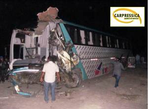 Dos choferes murieron tras colisionar un ómnibus y un camión que manejaban. Foto: Agencia de Noticias CARPRESSICA.